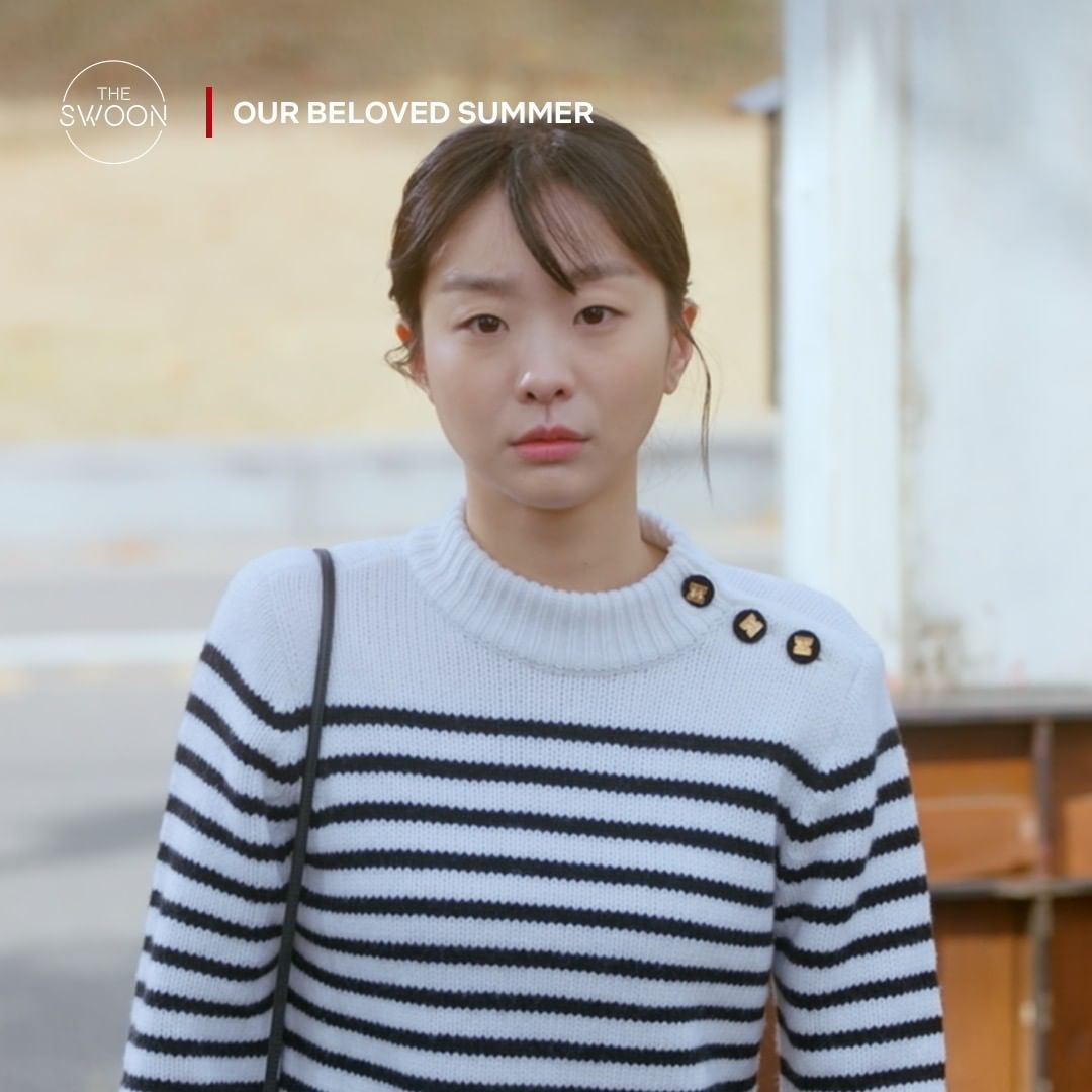 Kim Da Mi trong 'Our Beloved Summer' có gu thời trang vô cùng thanh lịch, trẻ trung. Trong đó không thể thiếu sự có mặt của chiếc áo len trắng với các đường kẻ sọc ngang màu đen với khuy cài lệch cổ.