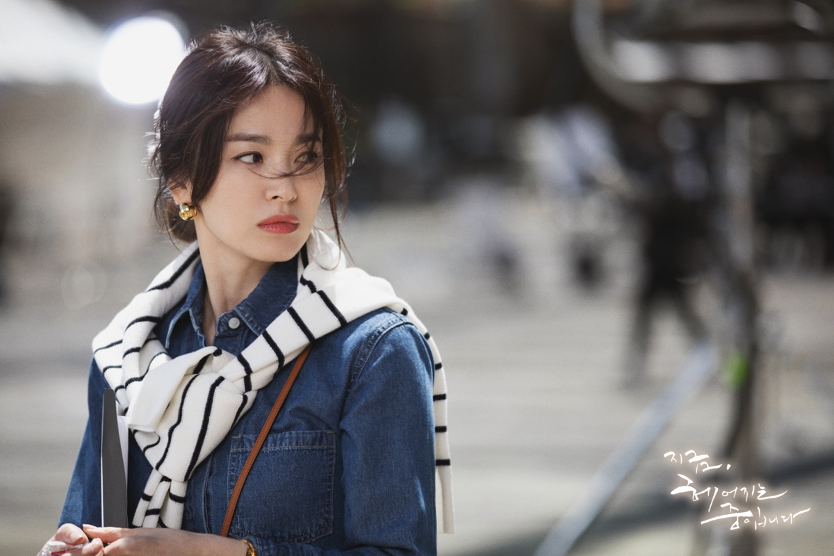 Khi chán cách mặc áo kẻ ngang thông thường, Song Hye Kyo sẽ biến tấu cho item này trở thành áo choàng vai, kết hợp với một cây denim-on-denim để trở nên thật thời thượng.