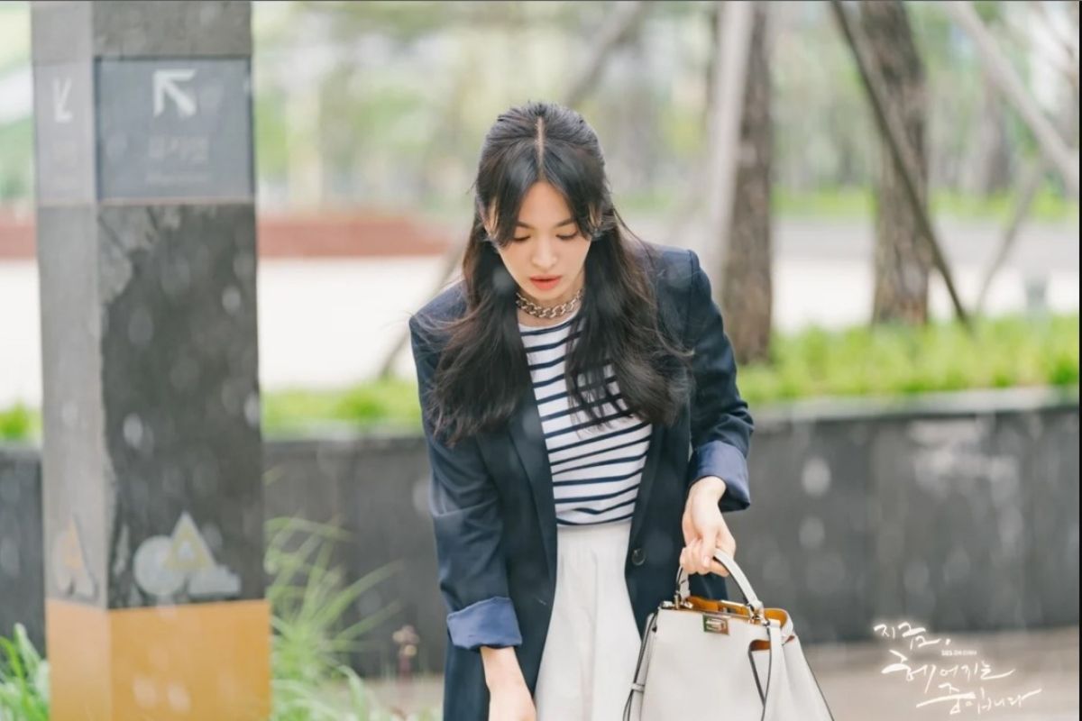 Có một chiếc áo "bất tử" được các nữ chính phim Hàn lăng xê không ngừng