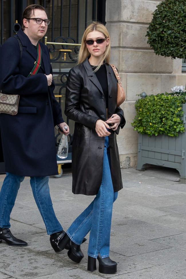 Outfit vừa ngầu vừa sang chảnh chứng tỏ khả năng mix đồ tuyệt đỉnh của Nicola bao gồm áo croptop đen + áo trench coat da + quần jeans ống đứng.