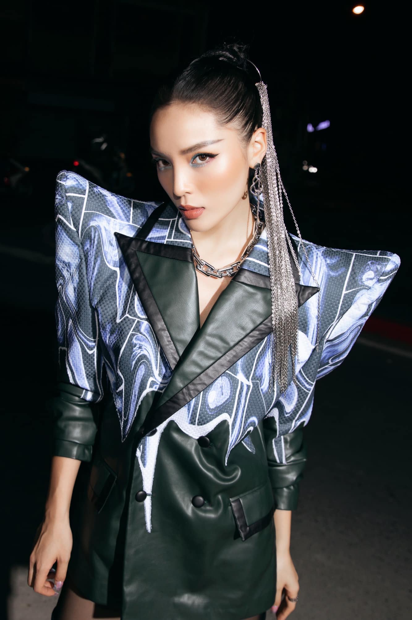 Xuất hiện ở Việt Nam International Fashion Week 2021, Kỳ Duyên chinh phục công chúng bởi cách lên đồ cá tính, ấn tượng, đậm chất thời trang.