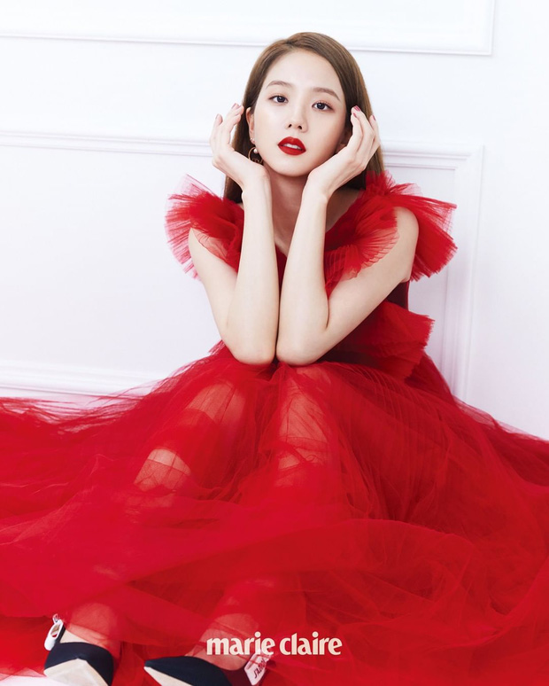 Nói đến concept công chúa, không thể không kể đến chiếc váy dạ hội màu đỏ rực được may từ voan cầu kì đến từ nhà mốt Dior. Khi bộ ảnh được tung lên, nhan sắc của Jisoo ngay lập tức trở thành chủ đề nóng trên các mạng xã hội.