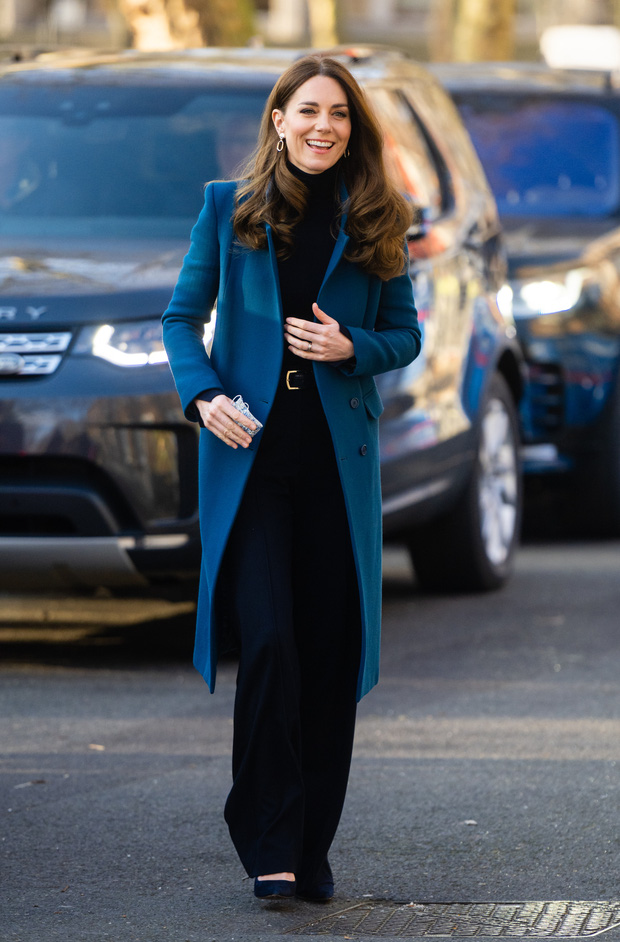 Công nương Kate Middleton xuất hiện nhẹ nhàng, thanh lịch với nguyên cây đen từ áo len, quần và giày mũi nhọn nhưng ăn điểm nhờ áo khoác màu xanh dương nổi bật.