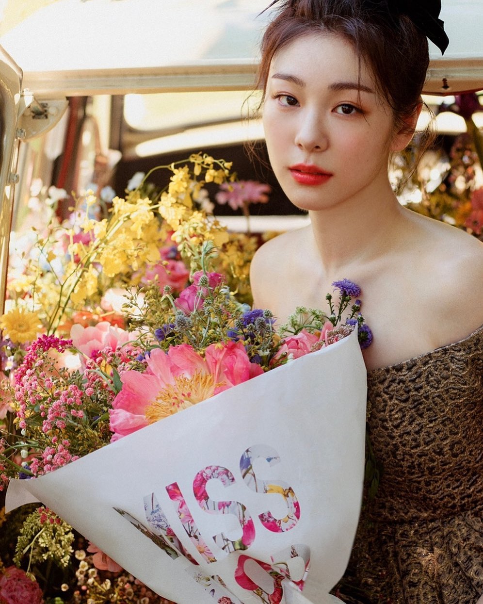 Khoảnh khắc chụp cùng hoa Dior gửi tặng của Kim Yuna từng gây sốt mạng xã hội.