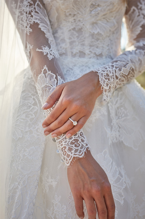 Cận cảnh phần tay ren trắng được thiết kế tinh xảo của chiếc váy. Từ trước đến nay, các mẫu váy cưới ren luôn được phái đẹp yêu thích vì tôn lên được nét nữ tính của người mặc, vừa giúp cô dâu trở nên yêu kiều hơn trong ngày trọng đại.