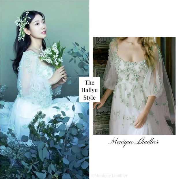 Một chiếc váy khác xuất hiện trong ảnh cưới của Park Shin Hye đến từ thương hiệu Monique Lhuillier Bride. Chiếc váy có thiết kế cúp ngực, tay bồng voan lửng và đính kết hoa màu xanh trải dài từ trên xuống dưới tạo cảm giác mong manh, huyền ảo.
