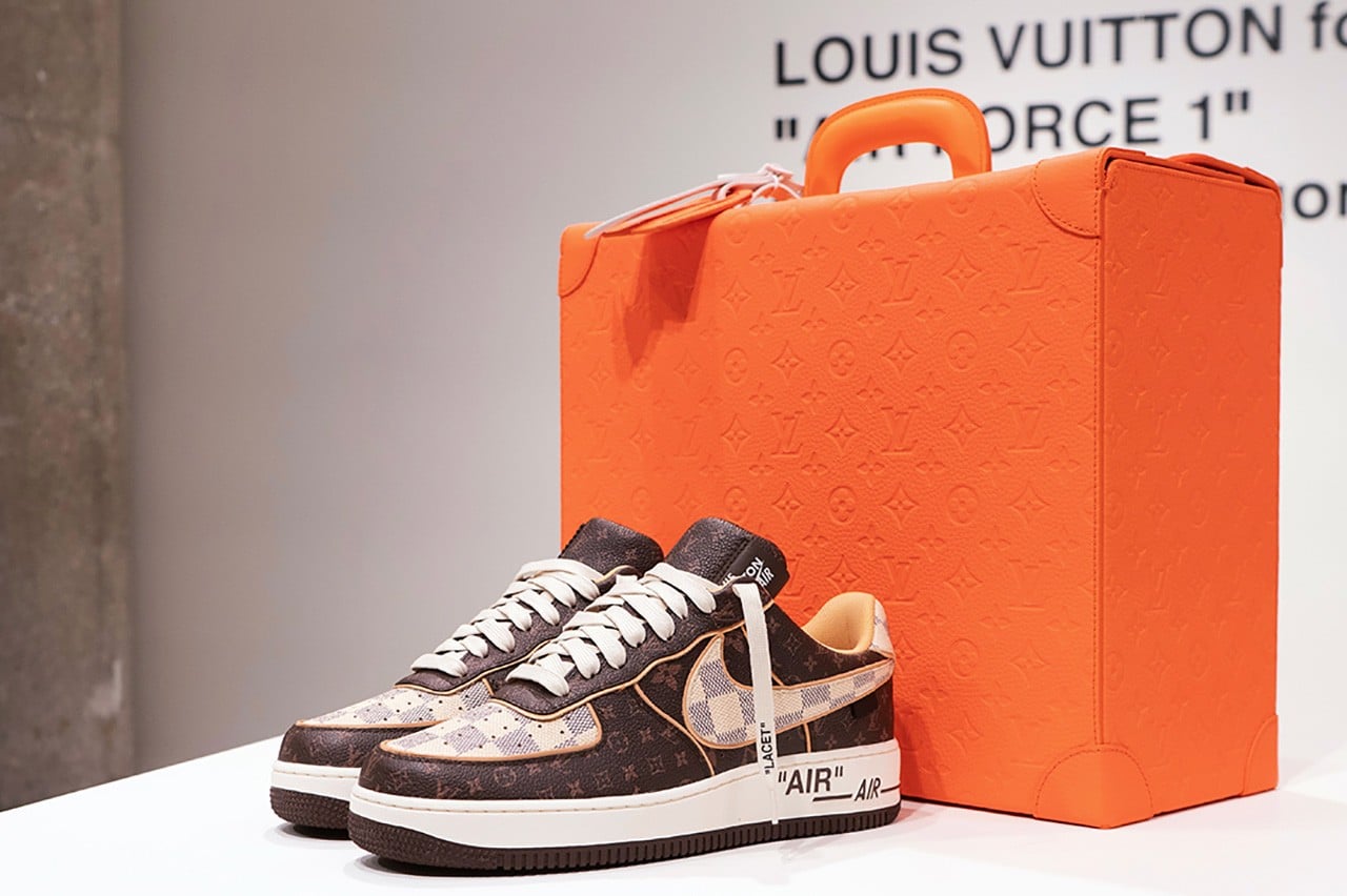 Cận cảnh đôi Air Force 1 - tác phẩm cuối cùng của Virgil Abloh cho sự hợp tác giữa 2 thương hiệu đình đám Louis Vuitton và Nike.