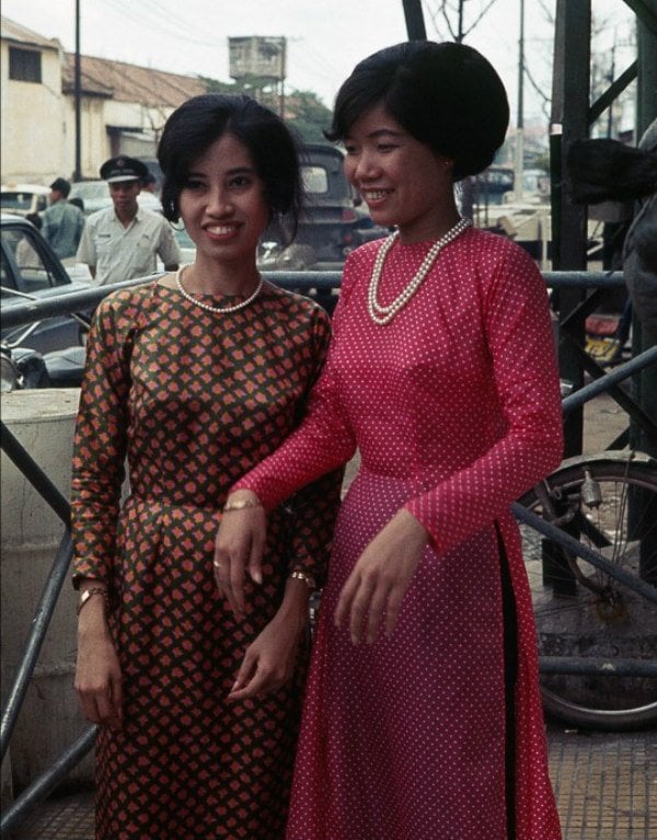 Những chiếc áo dài khi đó là trang phục hàng ngày của phụ nữ Sài Gòn. Họ cũng chọn kiểu dáng và màu sắc trẻ trung, tươi tắn.