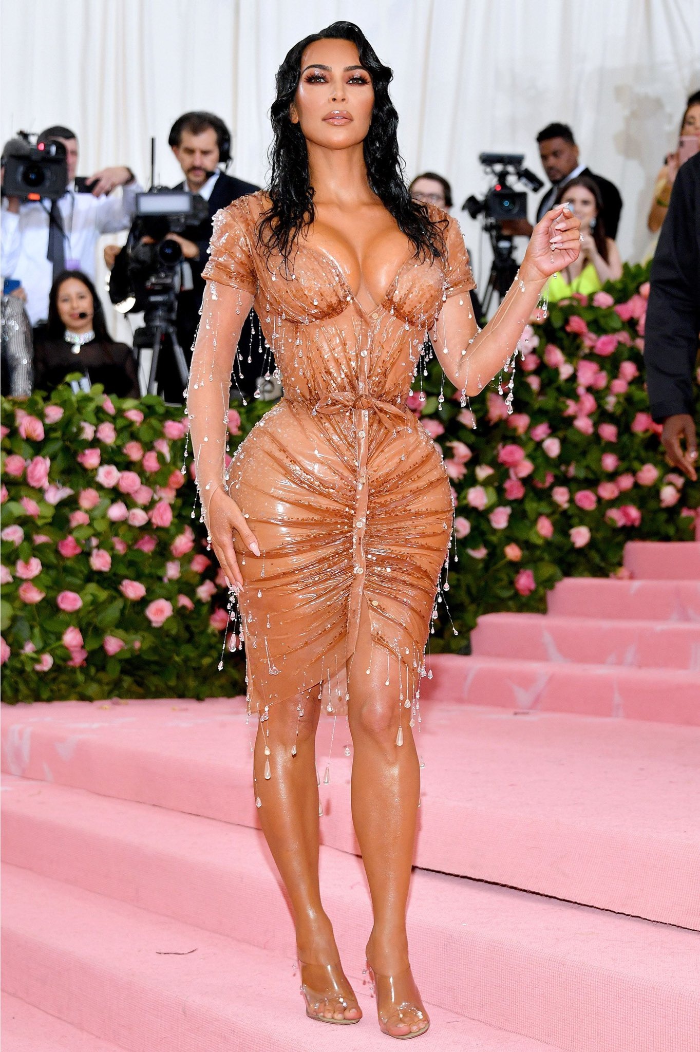 Hay Kim Kardashian trong tạo hình wet-look tại Met Gala 2019 tạo nên chấn động.