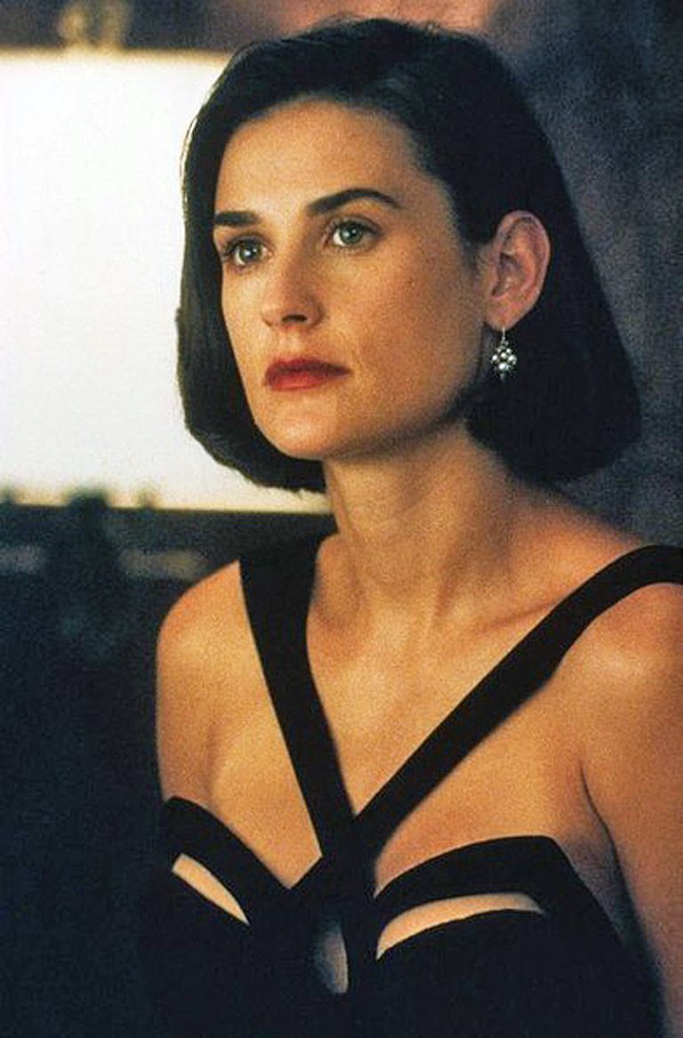 Cái tên Thierry Mugler còn gắm liền với một tuyệt tác của thập niên đó là chiếm đầm nhung đen cắt out phần ngực được nữ diễn viên Demi Moore mặc trong phim Indecent Proposal (1993)