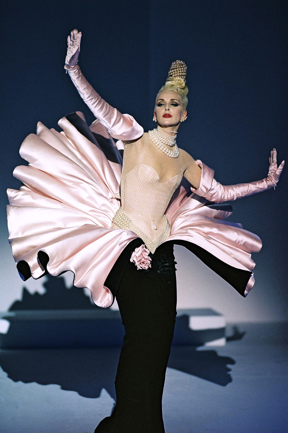 Bên cạnh thiết kế phá cách, cấu trúc độc lạ, Thierry Mugler còn quan tâm đến câu chuyện của từng chiếc váy. Biến sàn runway thành sân khấu kịch nghệ.