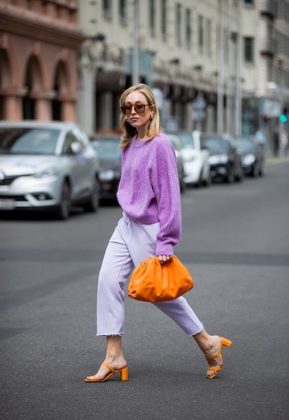 Hoặc đảo ngược lại, một outfit màu tím và phụ kiện màu cam cũng là lựa chọn không tồi đúng không?