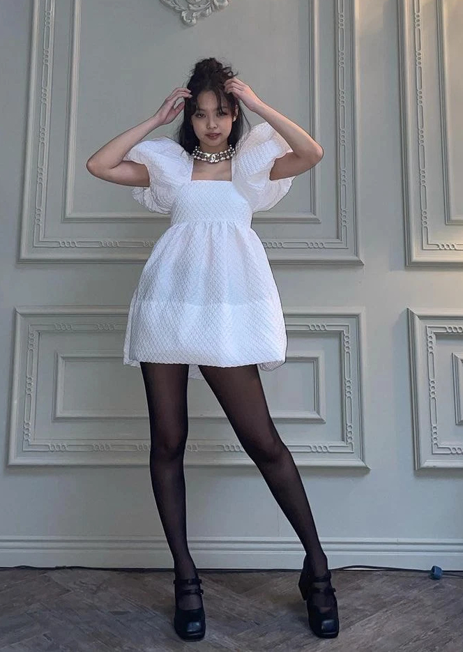 Đây là một trong những hình ảnh mới nhất của Jennie, cô nàng diện một chiếc váy trắng với phần tay bồng vô cùng tiểu thư ngọt ngào nhưng tất cả thay đổi 180 độ nhờ mix với đôi tất đen dài, ấn tượng