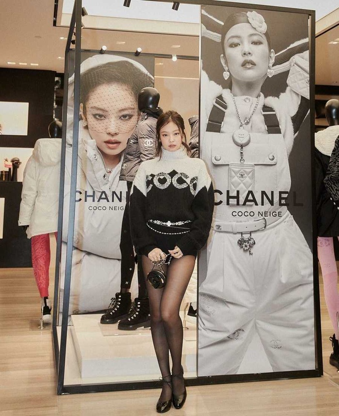 Tham gia một sự kiện của Chanel, việc kết hợp quần tất đen với quần sooc của Jennie được đánh giá cao về sự tinh tế và thanh lịch.