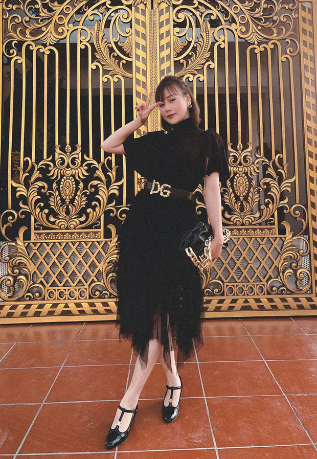 Chiếc túi huyền thoại đến từ thương hiệu Bottega Veneta cũng nữ diễn viên Phương Oanh lựa chọn. Nhưng khác với Văn Mai Hương cô lựa chọn chiếc túi The Chain Pouch có giá 85 triệu đồng với điểm nhấn nằm ở phần tay cầm là dây xích bản to màu vàng ánh kim.