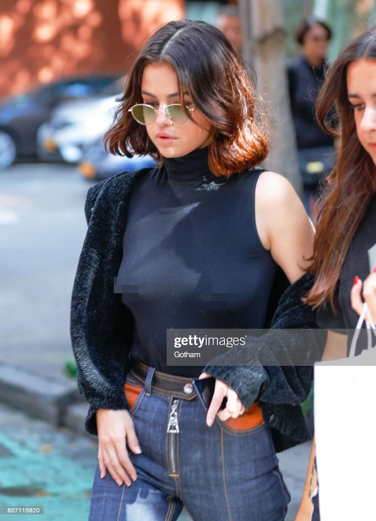 Vâng, cô nàng không hề mặc nội y mà để bầu ngực tự nhiên lấp ló dưới lớp áo đen mỏng. Nhờ chi tiết này, Selena vẫn vô cùng sexy dù diện outfit kín mít.