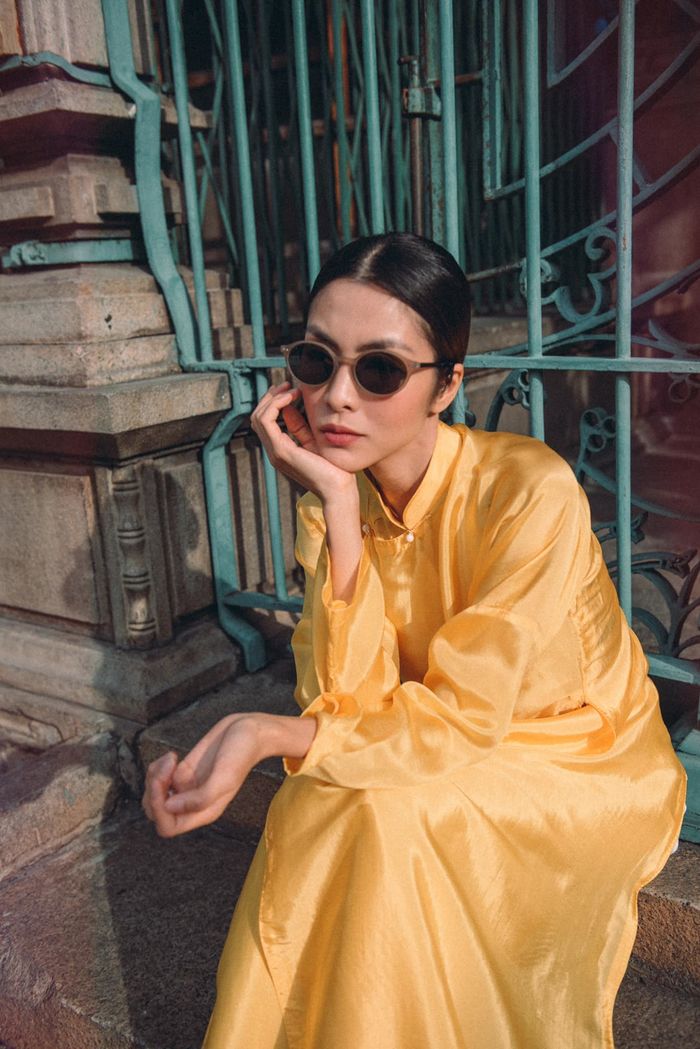 Trong bộ ảnh lần này Hà Tăng cũng diện thêm một chiếc áo dài màu vàng với chất liệu voan mỏng bồng bềnh. Không cầm hoa nhưng nữ diễn viên chọn mắt kính râm để thêm sang chảnh.
