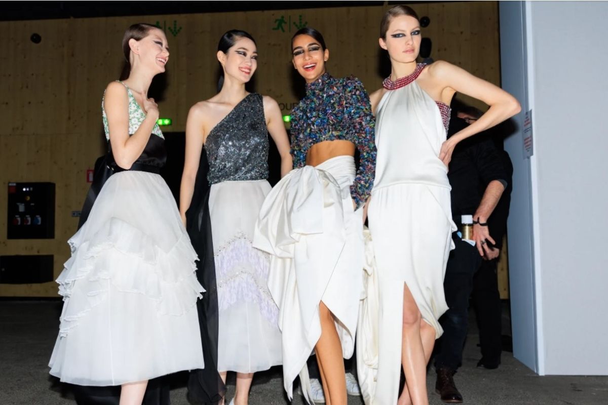 Đột nhập hậu trường hai show diễn Haute Couture đình đám nhất Xuân Hè 2022