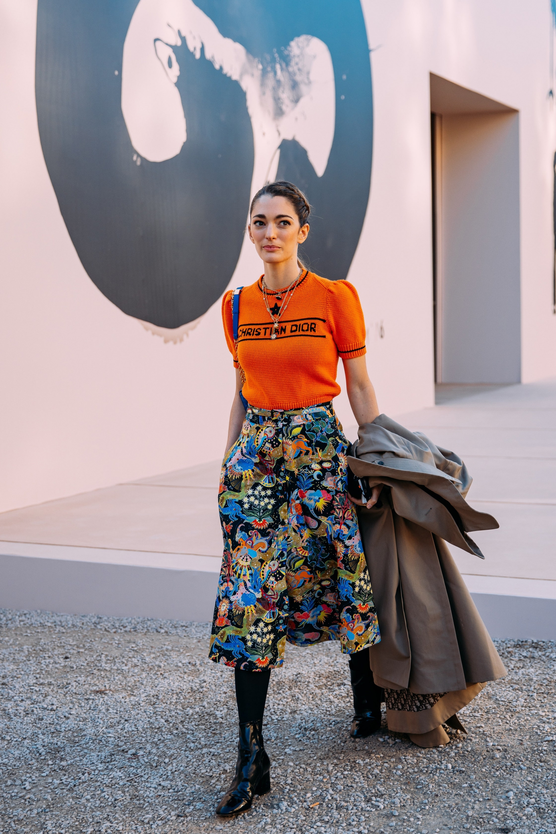 Một quý cô Dior thanh lịch lọt top street style ấn tượng khi mix áo len màu cam cùng chân váy hoạ tiết.