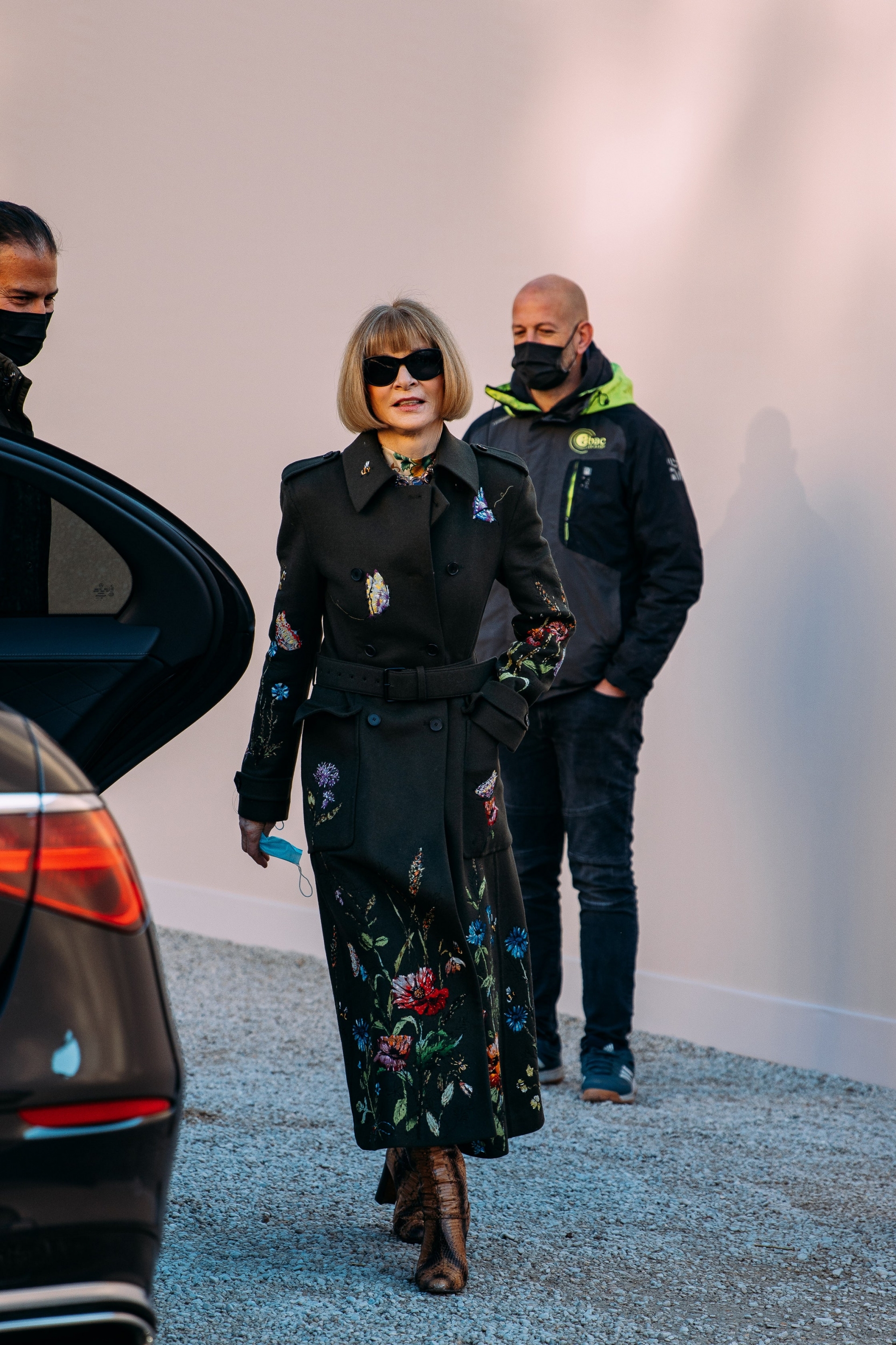 Tổng biên tập Vogue - Anna Wintour thanh lịch với áo trench coat thêu hoa kết hợp cùng boot mũi nhọn và kính râm đặc trưng.