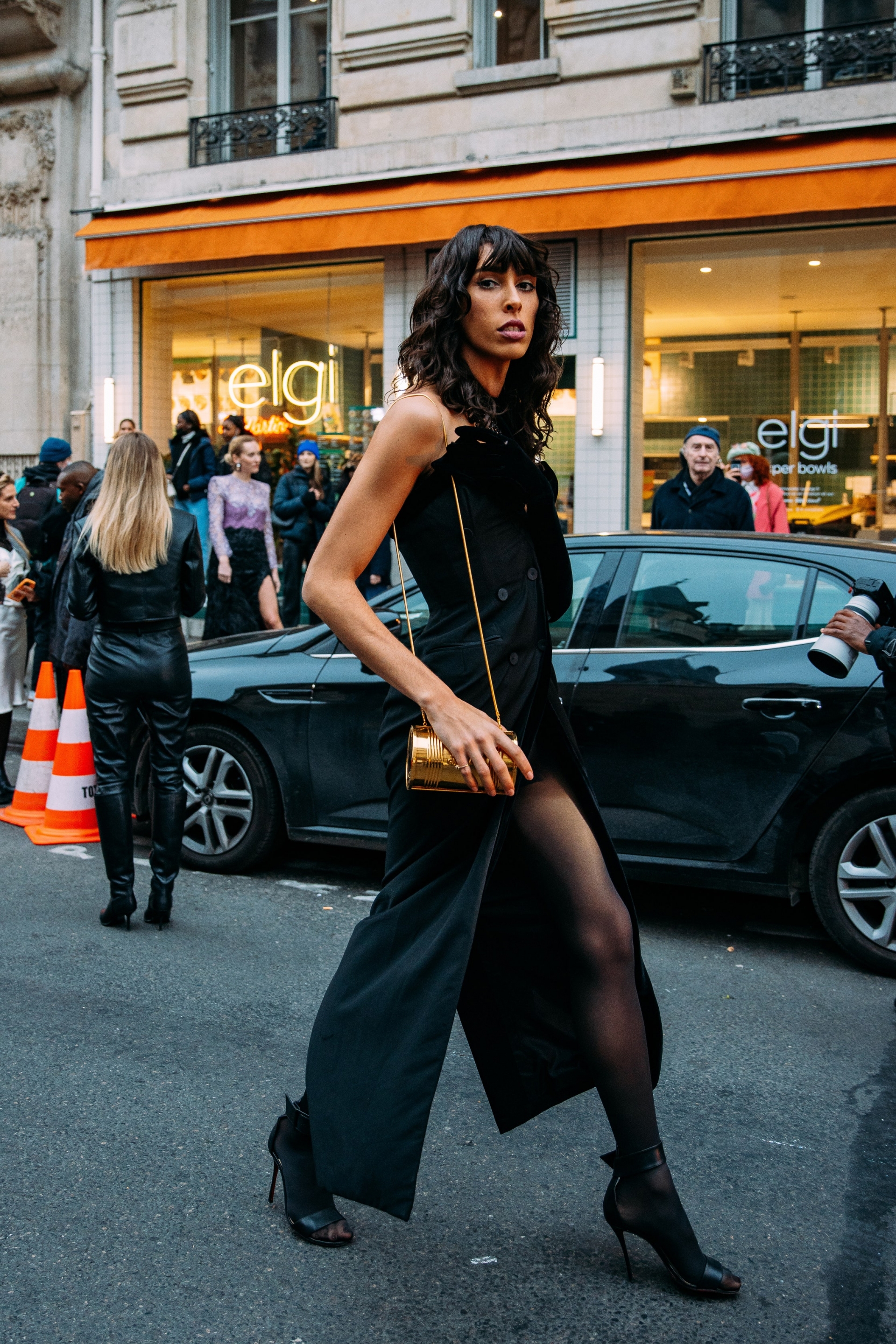 Trên đường phố New York không thiếu những quý cô thanh lịch dù chỉ diện trang phục đen từ đầu đến chân.