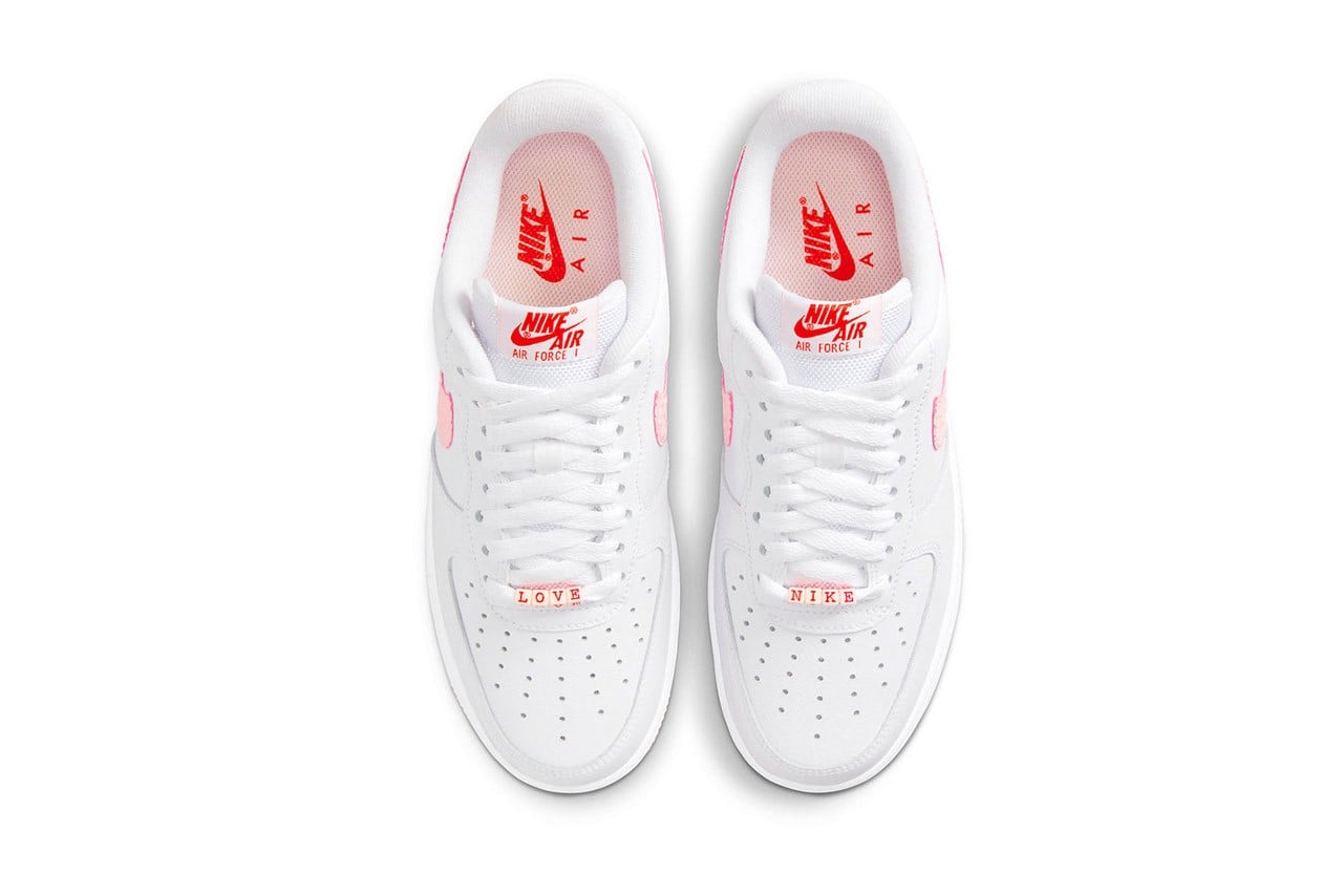 Đôi giày vẫn giữ nguyên form dáng truyền thống với 3 màu trắng - hồng - đỏ làm chủ đạo. Trên mũi giày, nơi có logo đặc trưng của Nike đã được thay bằng chữ 'Nike' và 'Love' vô cùng xinh xắn.
