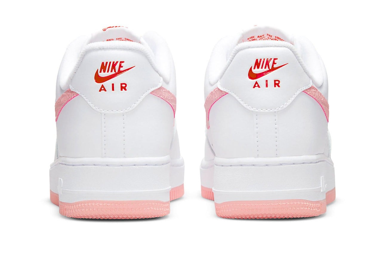 Phần gót giày có chữ Nike Air và dấu Swoosh màu đỏ được in nổi bật trên nền trắng.