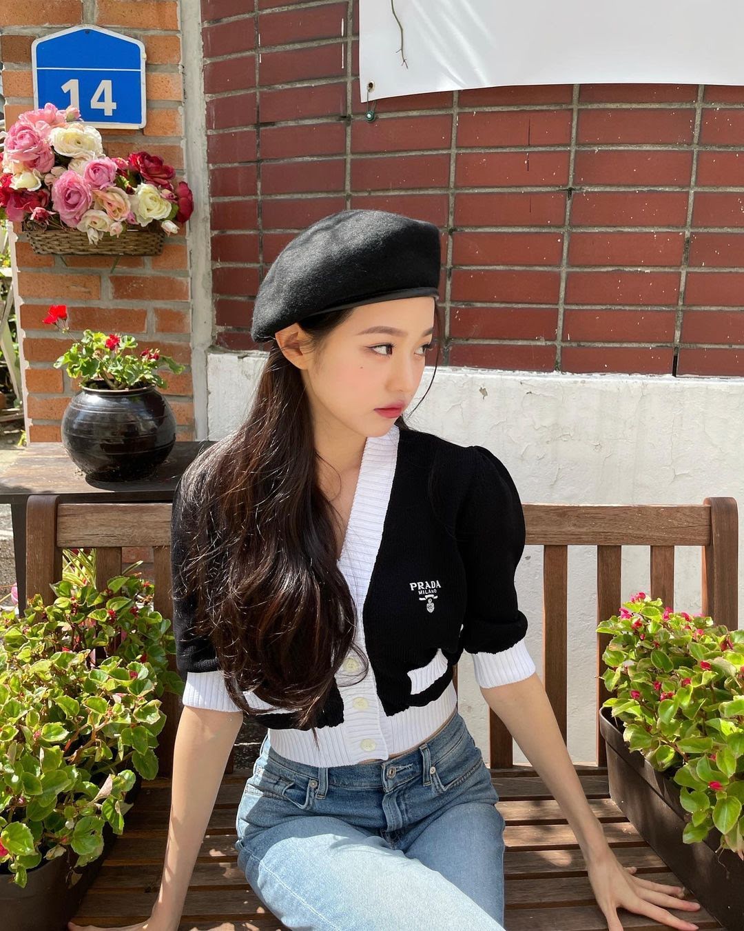 Wonyoung cũng tinh tế khi thường lựa chọn mũ có màu sắc ăn khớp với quần áo. Chẳng hạn như áo len croptop đen sẽ đi cùng mũ beret dạ đen.