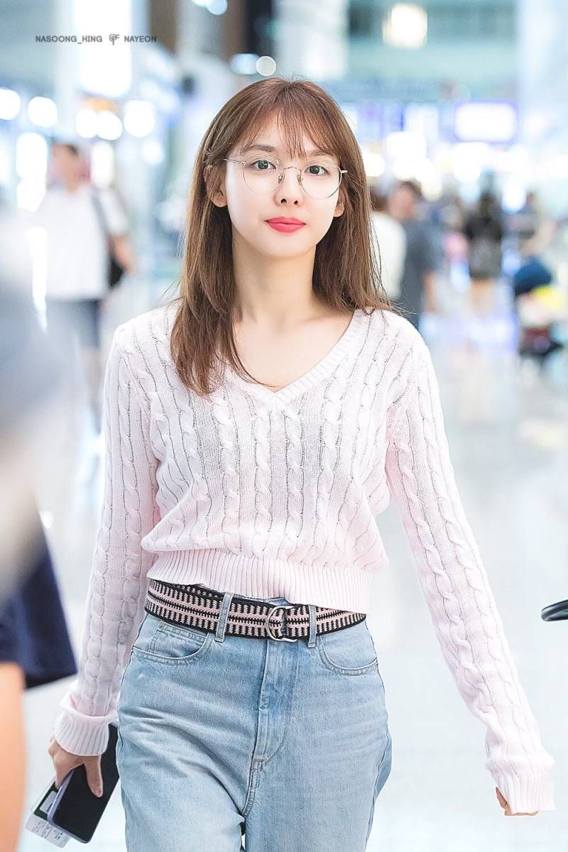 Style sân bay của Nayeon đơn giản nhưng lại vô cùng ấn tượng, cô nàng luôn biết cách tạo điểm nhấn cho outfit chẳng hạn như chiếc thắt lưng hoạ tiết này.
