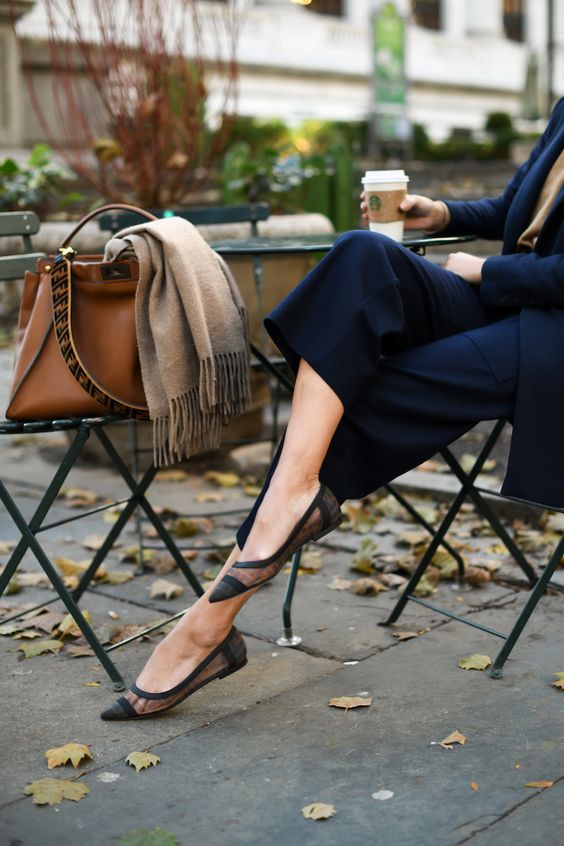 Một chiếc túi đeo vai bản to màu nâu là lựa chọn phù hợp nhất cho những quý cô văn phòng muốn mang theo cả thế giới bên mình.