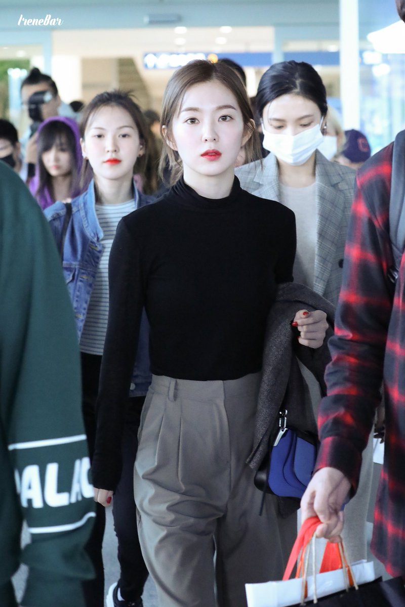 Irene (Red Velvet) đơn giản trong chiếc quần cạp cao xếp li màu ghi xám. Đặc điểm của chiếc quần này là thường được thiết kế với chất liệu xuông rủ, có độ mềm nhất định và phần cạp được may tinh tế ở ngang hoặc trên rốn. Để có một outfit thoải mái, Irene mix với áo thun cổ lọ màu đen basic.