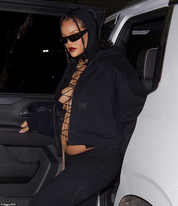Lần xuất hiện mới nhất của Rihanna khiến người hâm mộ 'choáng váng', cô nàng diện áo trùm đầu, đeo kính râm và hở bạo với chiếc áo thắt dây xẻ thẳng từ cổ đến bụng.