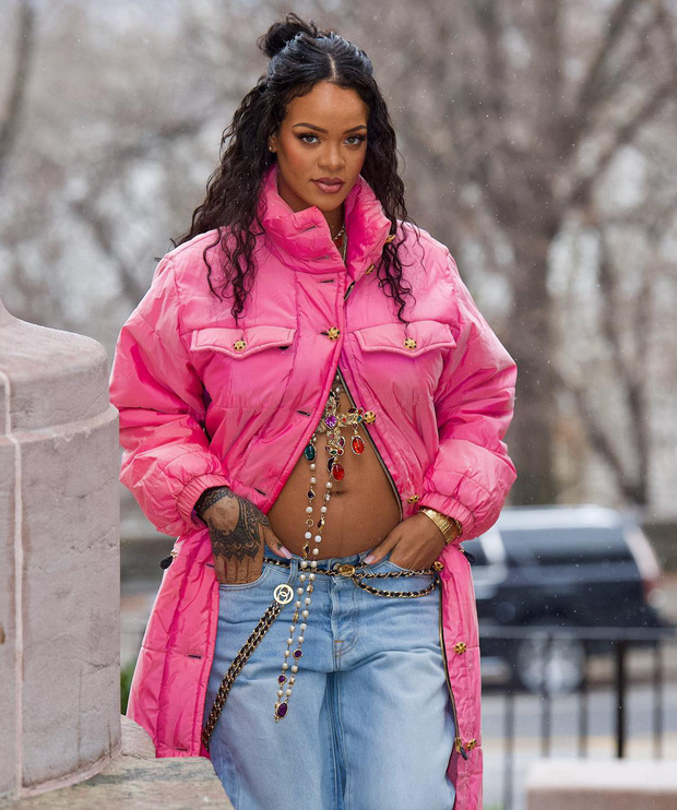 1 tuần trước, Rihanna xinh đẹp khi kết hợp áo phao hồng khoe bụng cùng quần jean xanh boyfriend. Để chứng minh khả năng mix&match như fashionista, người đẹp nhấn nhá bằng dây chuyền bản to cùng mái tóc xoăn xù mì búi nửa đầu.