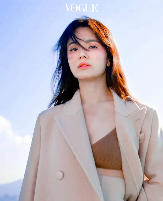 Diễn xuất gây tranh cãi nhưng nhan sắc của Song Hye Kyo thì không một ai phủ nhận. Trong loạt ảnh này, nữ diễn viên diện váy cạp cao và áo bralette khoe vòng một e ấp nhưng vẫn thanh lịch nhờ khoác trench coat màu trắng sữa.