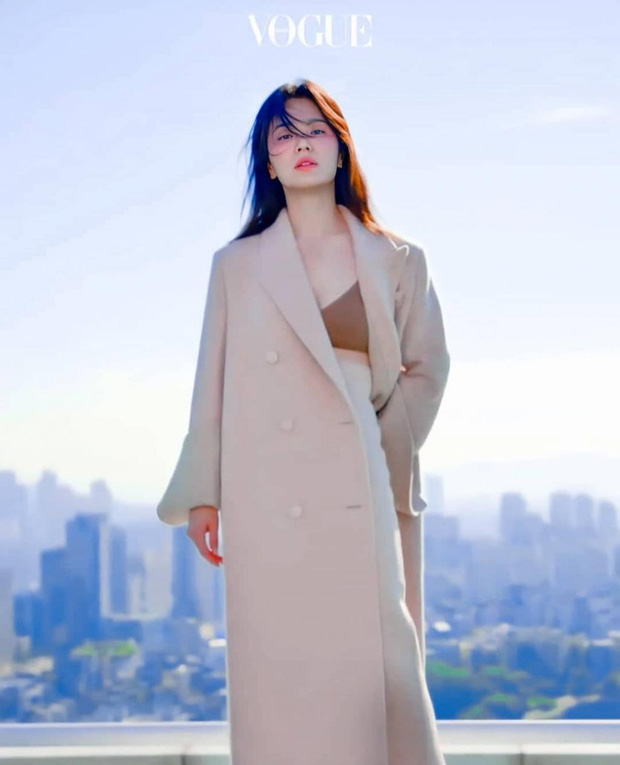 Hình ảnh Song Kye Kyo mềm mại, mơ màng đứng giữa thành thị tạo nên sự đối lập thú vị.