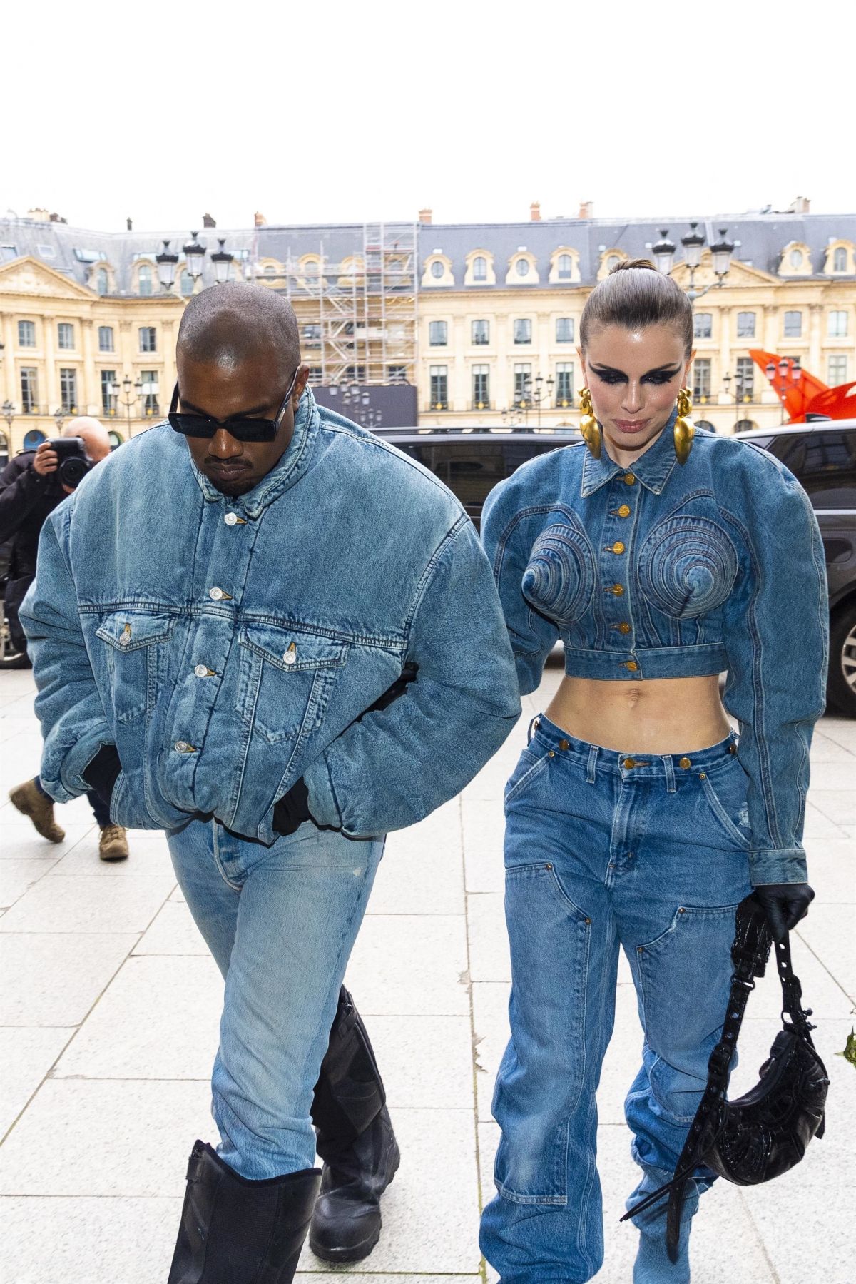Cả hai đều nổi bật khi diện nguyên set denim trong khi Kanye diện full set từ Balenciaga thì Julia lại lựa chọn áo denim có thiết kế ngực nhọn đi cùng chiếc túi Le Cagole đình đám.