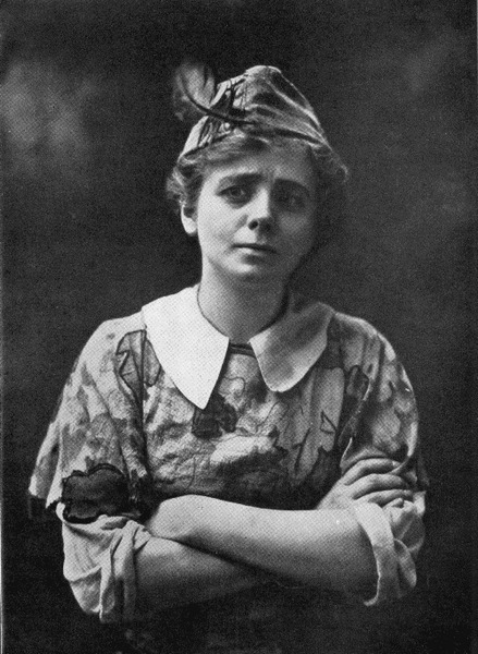 Maude Adams gây bão những năm 1906 với chiếc váy cổ trắng khi đi xem vở kịch Peter Pan.
