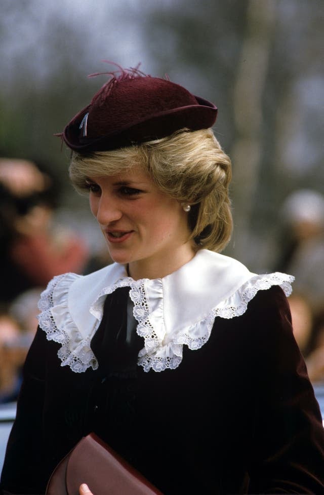 Những năm 80 - 90, xu hướng cổ áo Peter Pan trở thành item yêu thích của Công nương Diana.