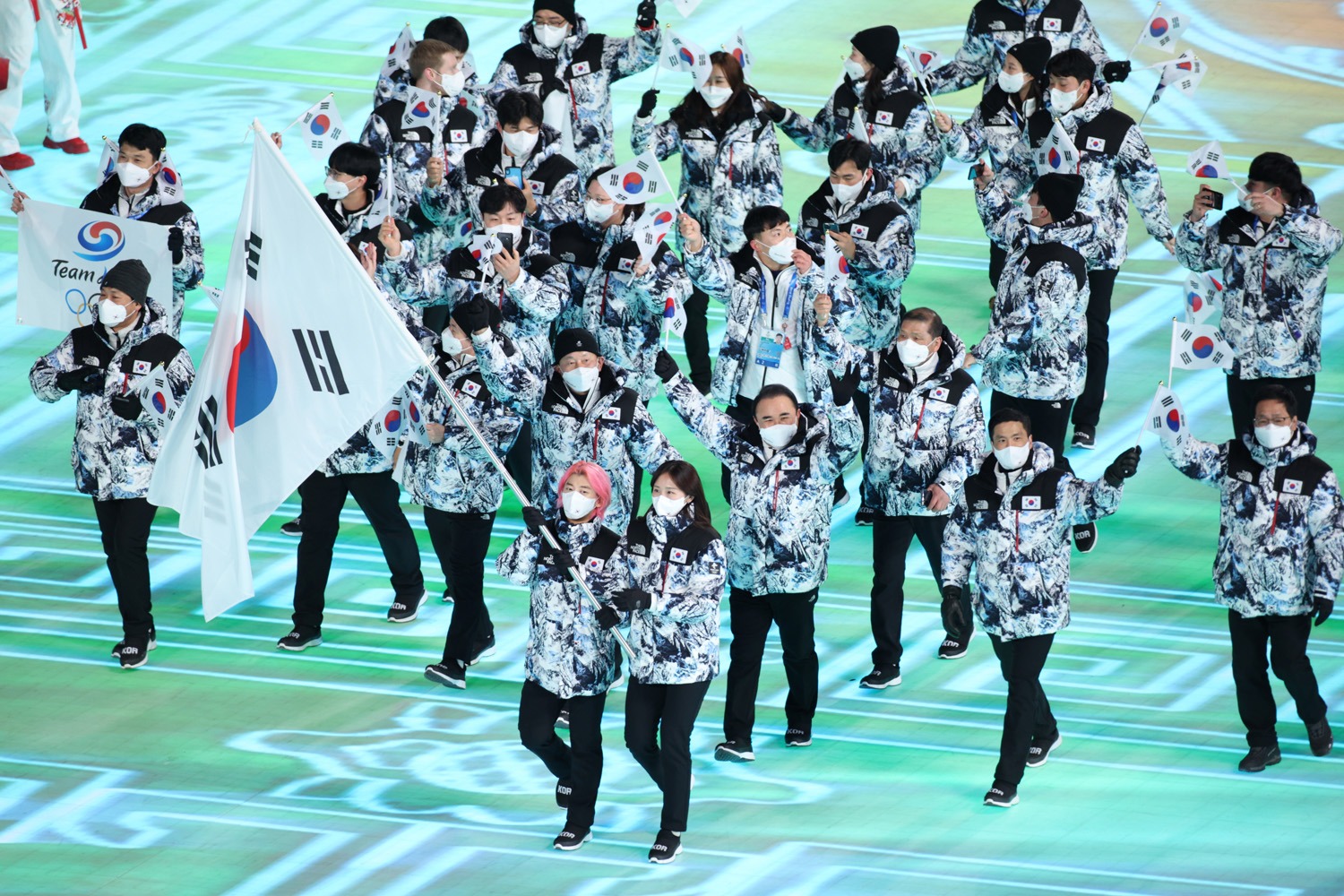 Nhìn lại lễ khai mạc Olympic Bắc Kinh 2022: Đấu trường thể thao trở thành sàn diễn thời trang? - Ảnh 10