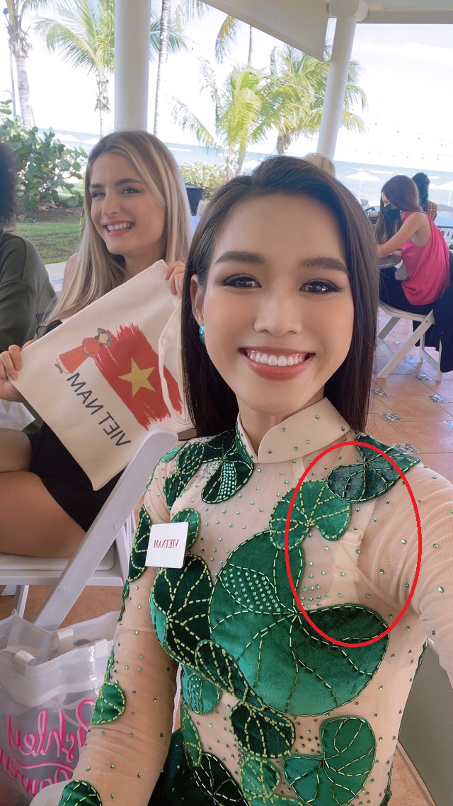 Khi tham dự thi Miss World 2021, Đỗ Hà khoe sắc trong chiếc áo dài xuyên thấu hoạ tiết rau má nhưng lại lộ nội y rõ mồn một.