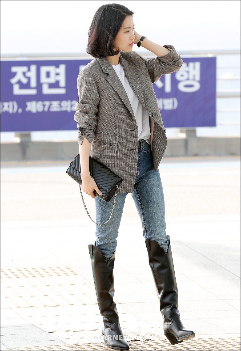 Nữ diễn viên 'Người Hầu Gái' ngoài đời có gu thời trang trẻ trung năng động, cô thường mặc quần skinny jean với boot cao cổ để tôn lên đôi chân thon dài.