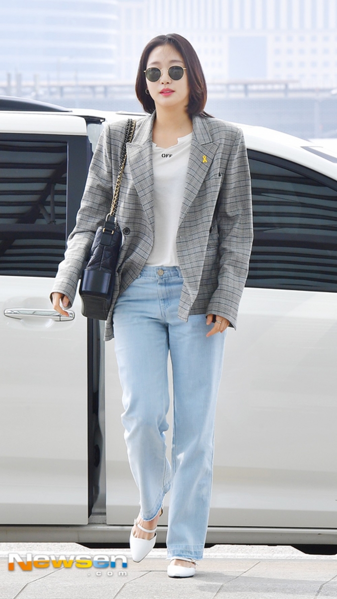 Ngoài đời thường, Kim Go Eun có gu thời trang khá đơn giản nữ tính với các item như blazer, áo thun, quần jeans,... và đặc biệt không thể thiếu những chiếc túi đeo vai to bản mang được 'cả thế giới'.