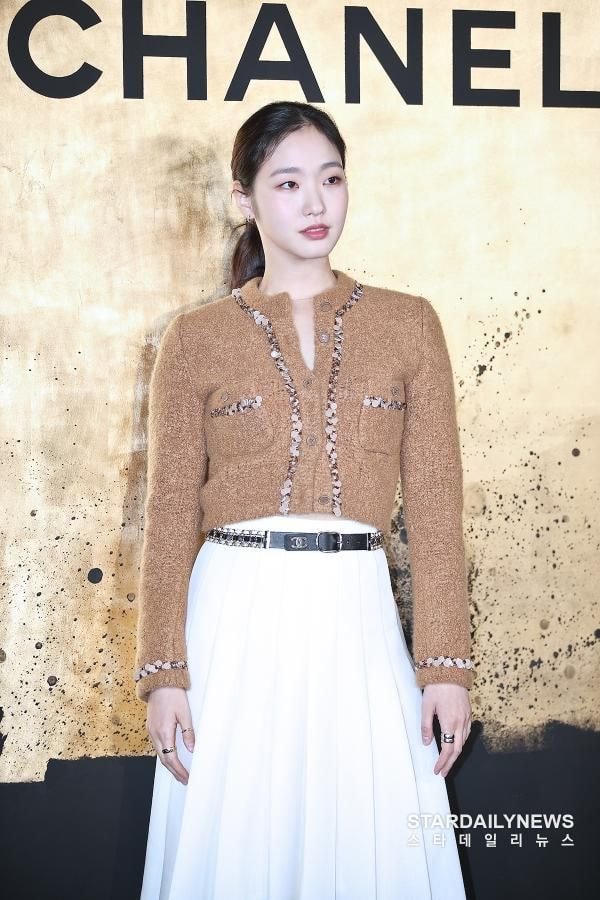 Kim Go Eun cũng mang lại một phong cách đặc trưng khi khoác lên mình những item đắt đỏ của Chanel.
