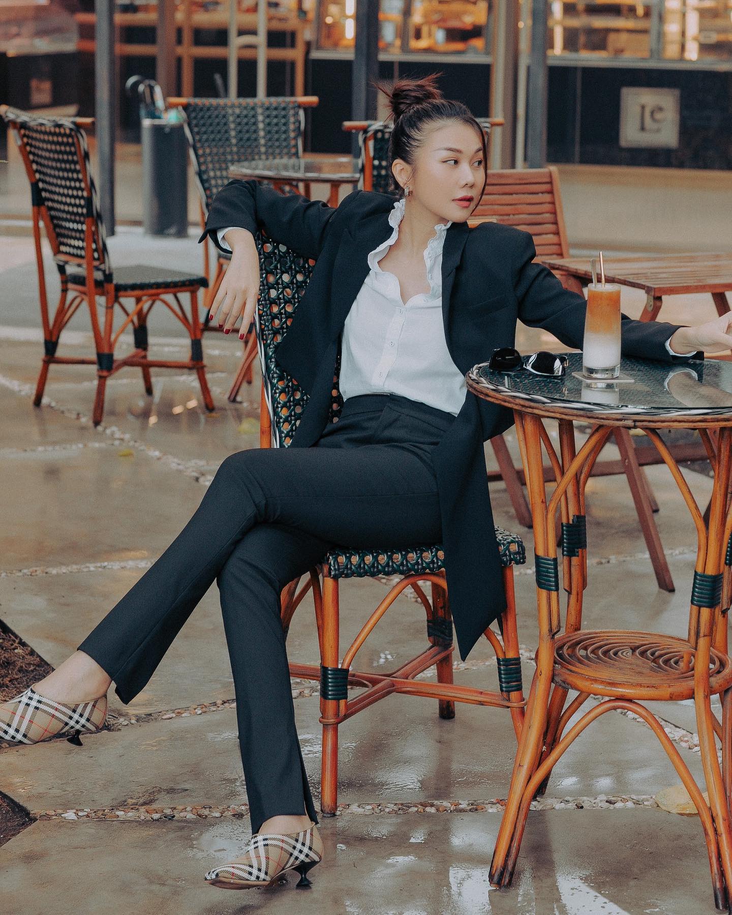 Khi diện nguyên bộ suit đen, Thanh Hằng cũng không ngại mix với áo sơ mi trắng nhưng cô sẽ chọn chiếc áo có phần cổ bèo nhún cách điệu tạo nét phá cách kết hợp cùng tóc búi cao và giày đế thấp.