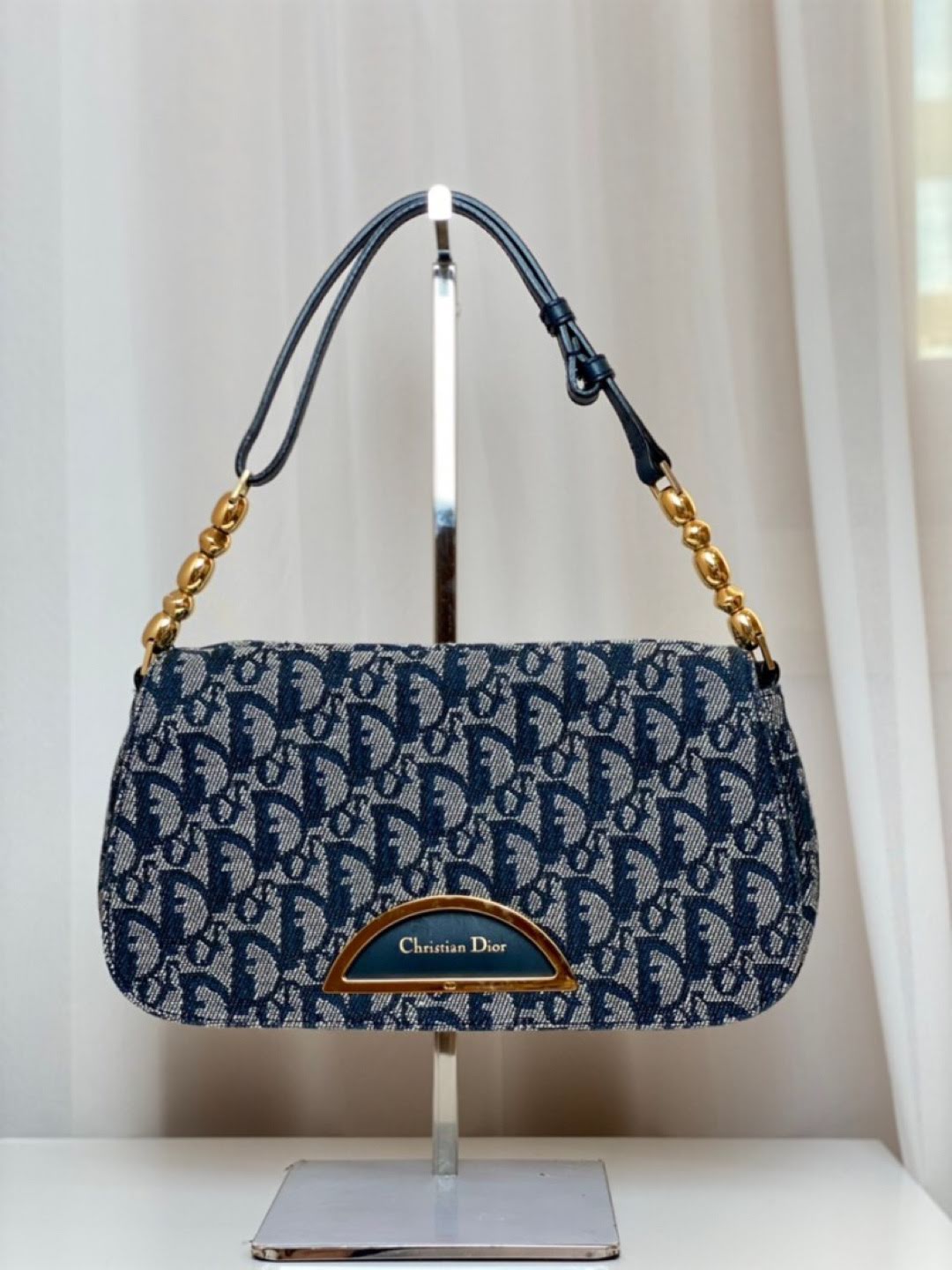 Đây là chiếc túi có tên Christian Dior Trotter Maris Pearl với chất liệu denim và hoạ tiết monogram đặc trưng của Dior.