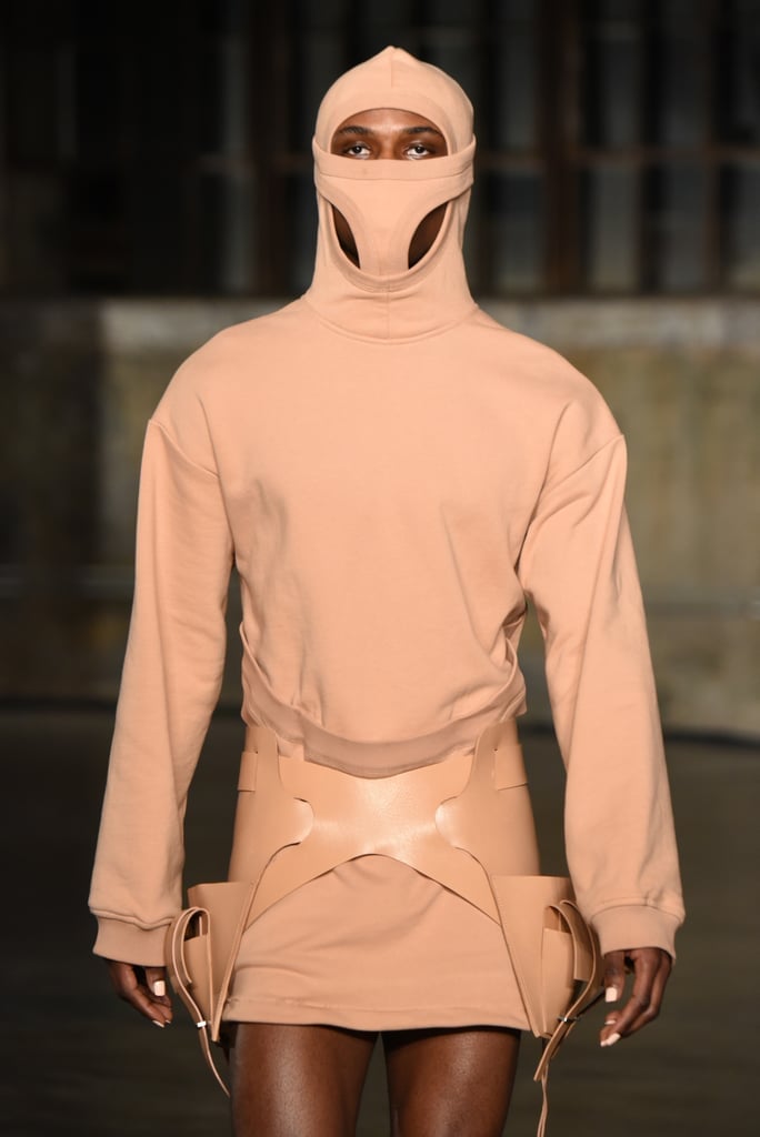 Trong bộ sưu tập này, Dion Lê ra mắt nhiều mẫu thiết kế cá tính mùa thu, không nhiều hoạ tiết nhưng điểm nhấn của trang phục chính là thiết kế che mặt hình tam giác, cut out tạo cảm giác như đang đeo mặt nạ kì bí.