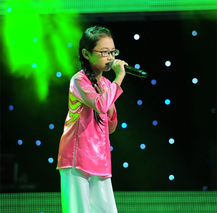 Cô bé Phương Mỹ chi giản dị trong chiếc áo bà ba trên sân khấu The Voice Kid.