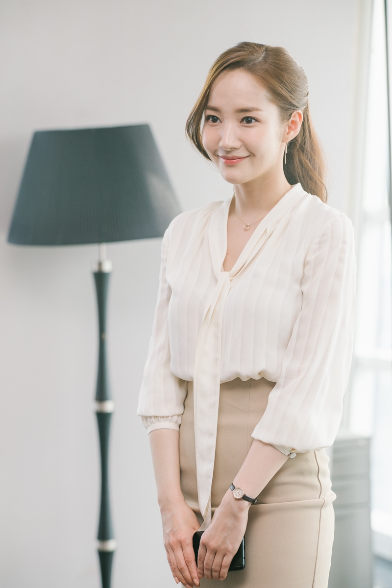 'Đặc sản' của Park Min Young trong 'Thư ký Kim sao thế?' chính là áo blouse cổ nơ và chân váy bút chì.