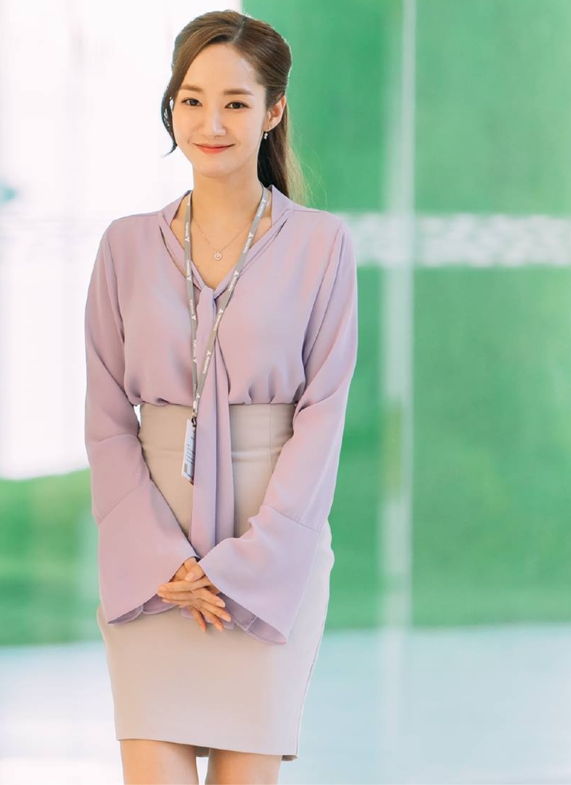 Nữ diễn viên có một bộ sưu tập kết hợp 2 item công sở huyền thoại này. Để tránh nhàm chán, Park Min Young sẽ kết hợp màu sắc giữa áo và chân váy thật tinh tế.