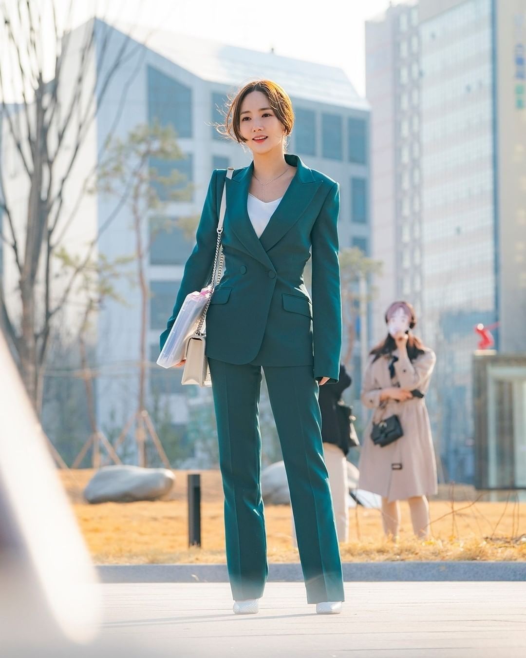 Trong 'Bí mật nàng Fangirl', Park Min Young hoá thân thành cô nàng nghiện suit và thường xuyên diện nguyên bộ từ đầu đến chân, outfit này tạo cảm giác quyền lực vô cùng.